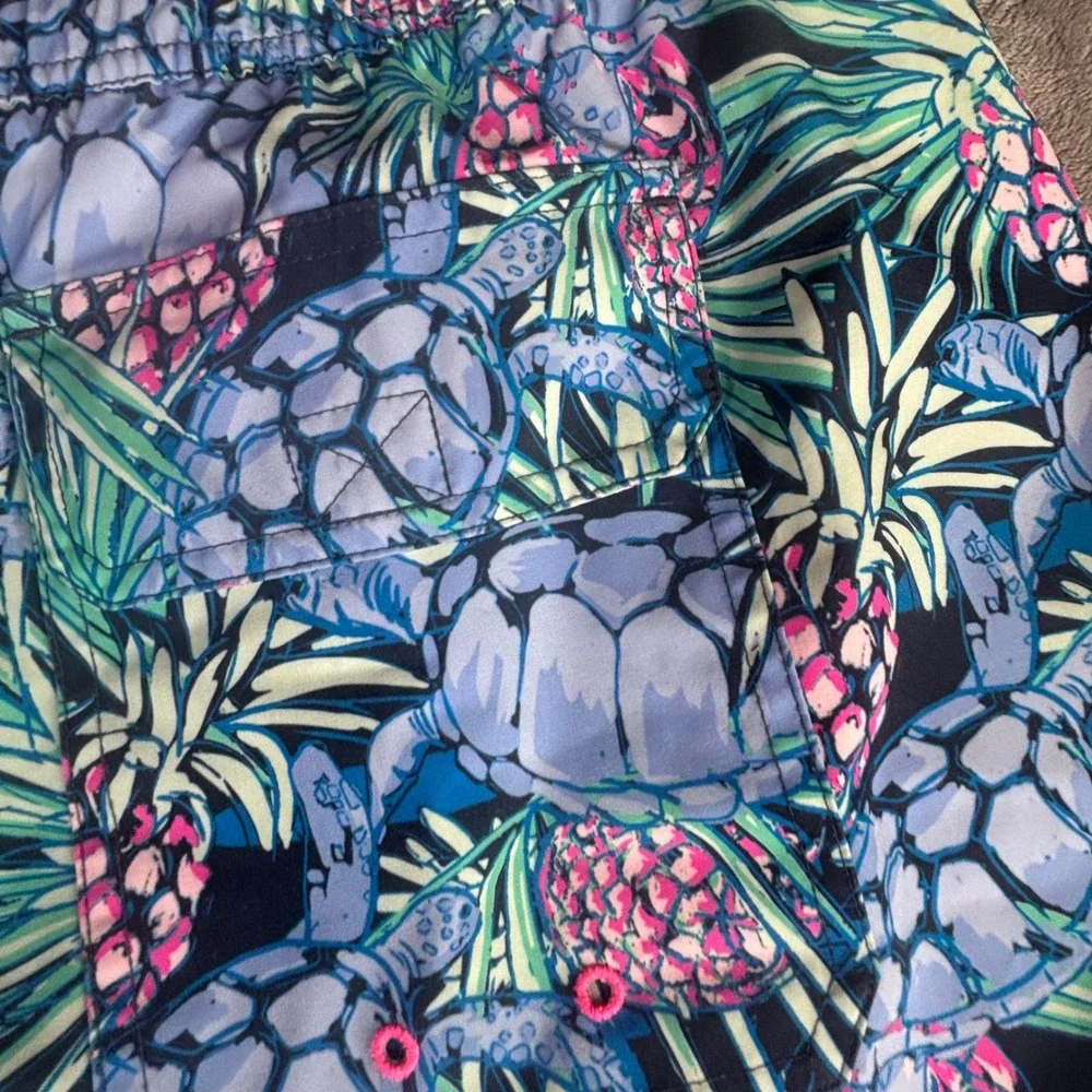 Vineyard Vines Swim Trunks Mens 2XL Blue Turtle Pineapple Tropical Board Shorts